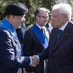 Il Presidente della Repubblica Sergio Mattarella saluta Enrico Pino, Presidente dell’Associazione nazionale Combattenti della Guerra di liberazione Inquadrati nei reparti regolari delle Forze armate in occasione dell’82° anniversario della Difesa di Roma
(foto di Francesco Ammendola - Ufficio per la Stampa e la Comunicazione della Presidenza della Repubblica)