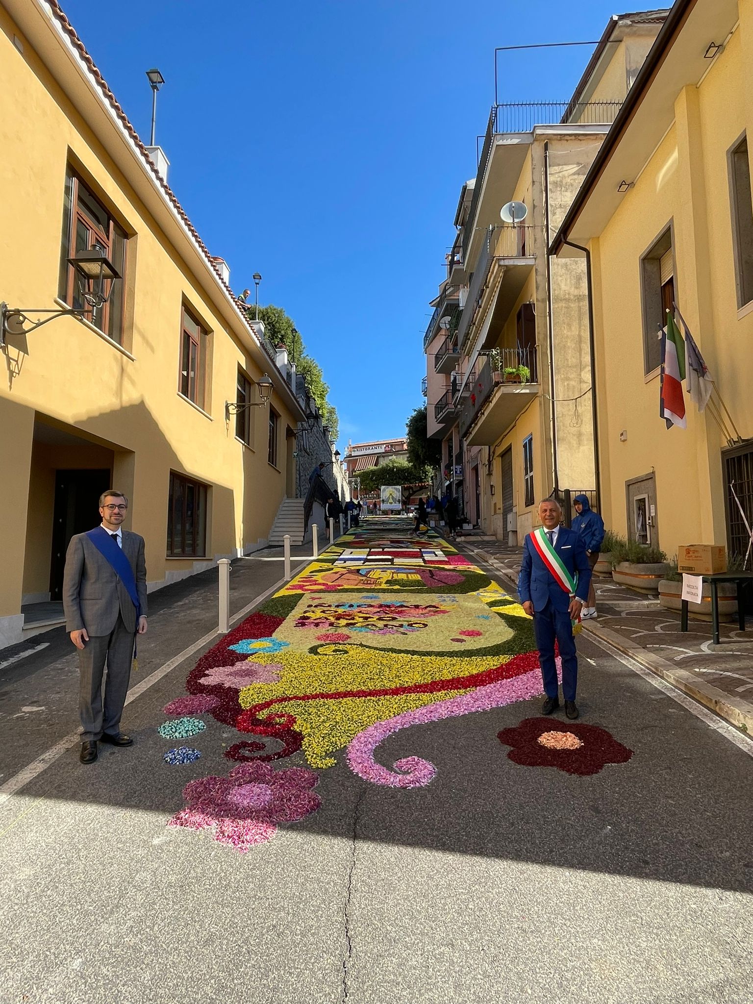 Il Vice Sindaco Pierluigi Sanna ha partecipato alla caratteristica infiorata di Rocca Santo Il Vice Sindaco Pierluigi Sanna ha partecipato alla caratteristica infiorata di Rocca Santo