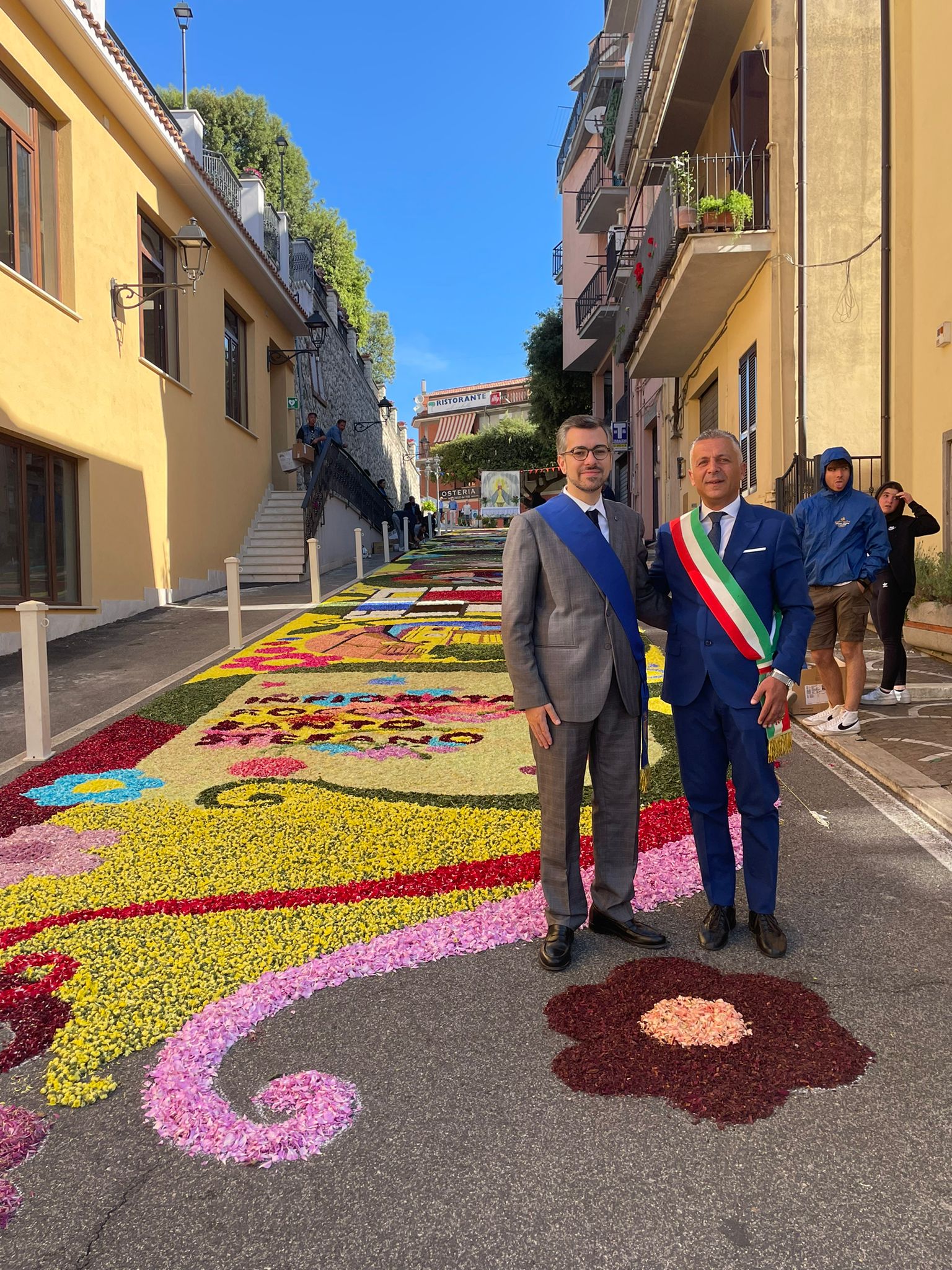 Il Vice Sindaco Pierluigi Sanna ha partecipato alla caratteristica infiorata di Rocca Santo Il Vice Sindaco Pierluigi Sanna ha partecipato alla caratteristica infiorata di Rocca Santo