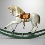 cavallo a dondolo	legno|colore|crine di cavallo|vetro|cuoio	sec. XX inizio, 1900